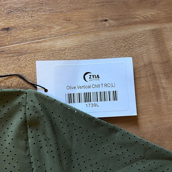 NWT Zyia tee size large. - Picture 3 of 5